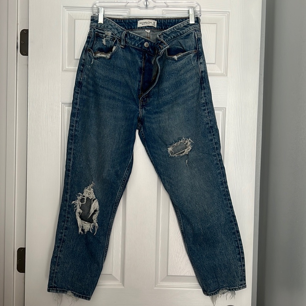 ABERCROMBIE CURVE LOVE HIGH RISE MOM JEAN - 10S